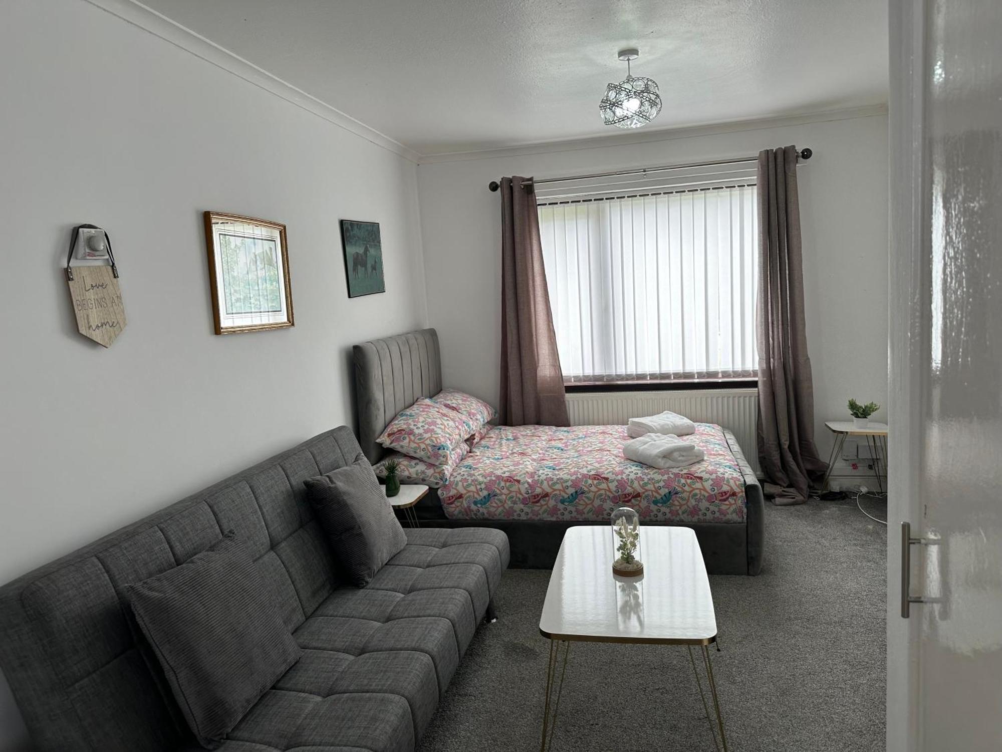 Lovely 3 Bedroom House Close To City Centre 피터리 외부 사진