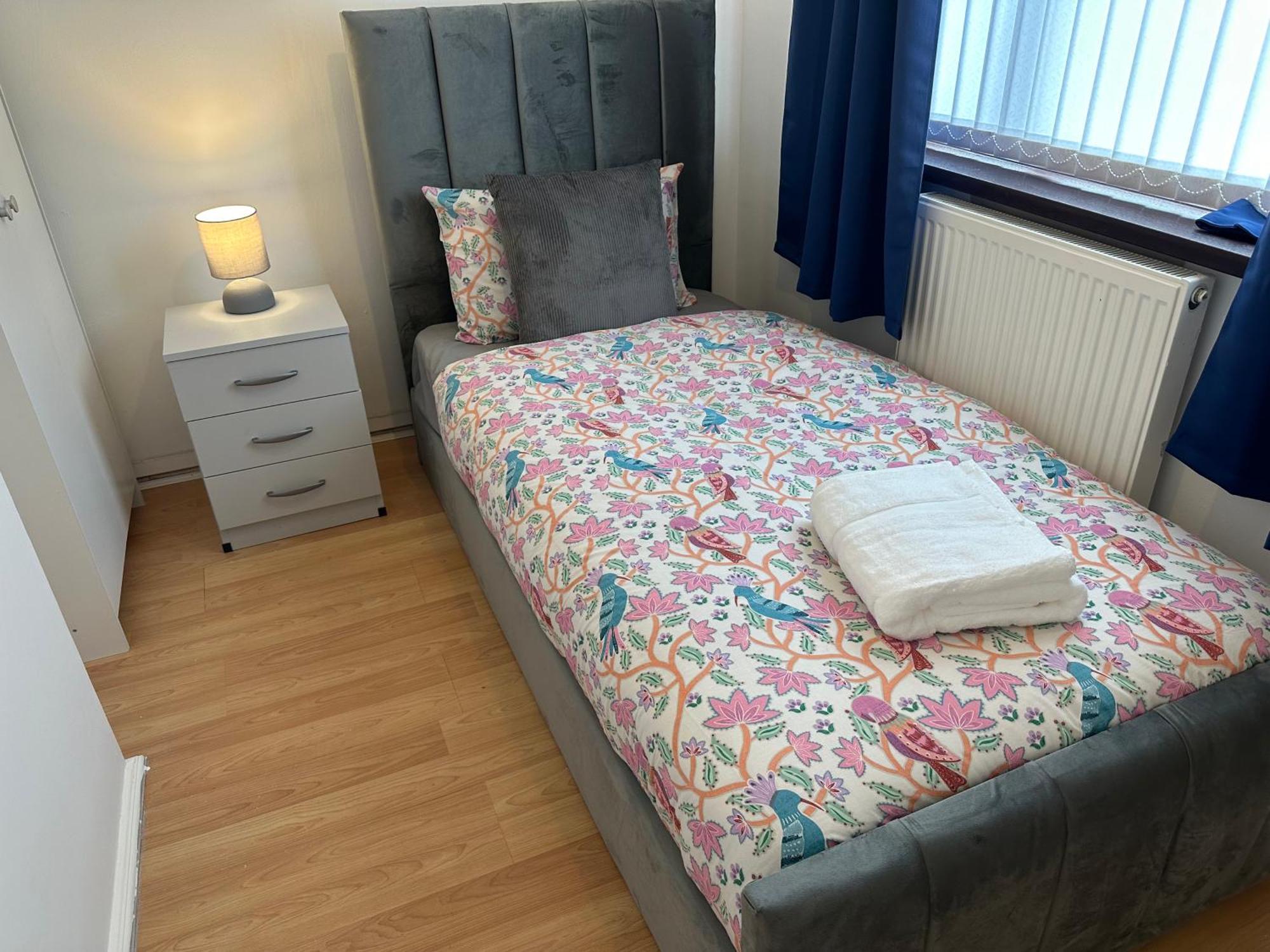 Lovely 3 Bedroom House Close To City Centre 피터리 외부 사진